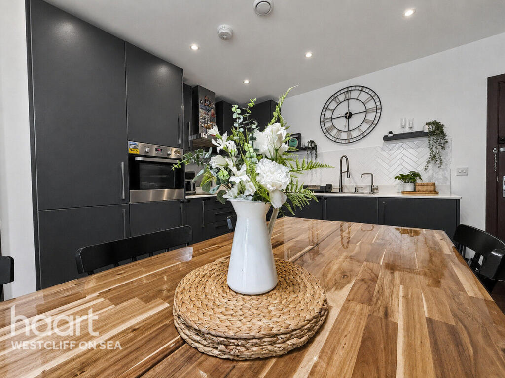 Apartment in Southend-on-Sea, Essex - View 4