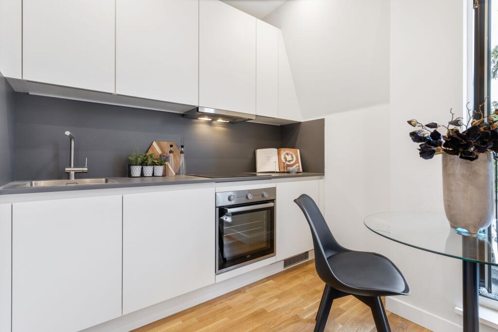 Apartment in Sutton - View 3