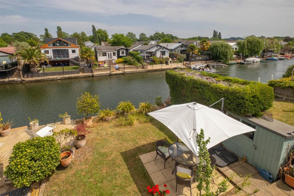 House in Elmbridge, Long Ditton - More