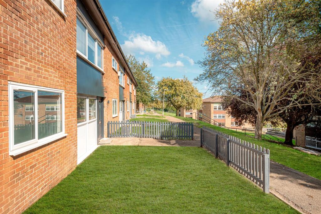 Apartment in Hemel Hempstead - View 2