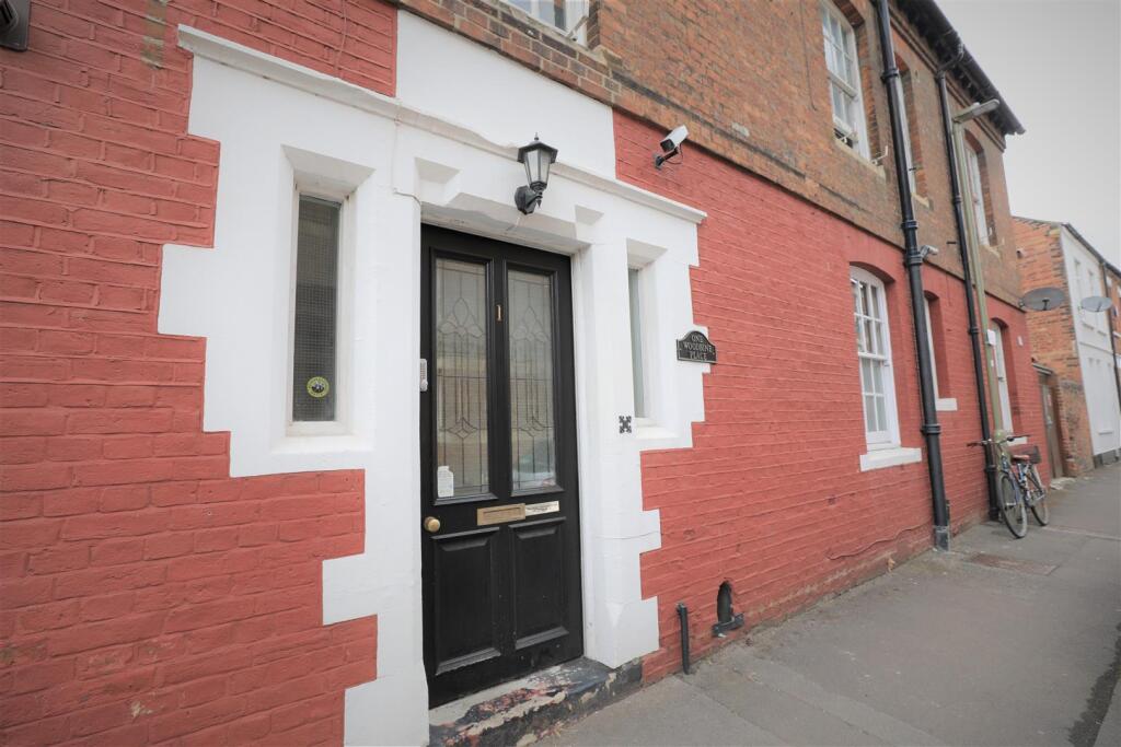 Main image of property: 1 Woodbine Place - Room 6Oxford