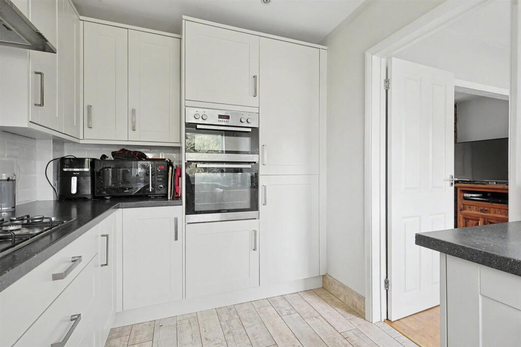 House in Rochford, Hockley - More