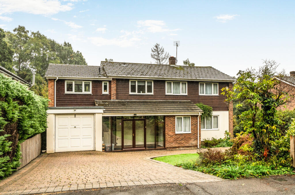 4-bed detached on Bassett Green Drive, Bassett, Southampton, Hampshire, SO16, £750,000