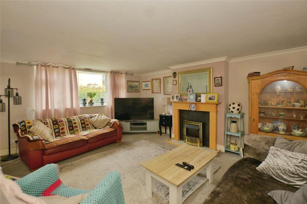 Faversham Road, Kennington, Ashford, Kent, TN24 photo 2