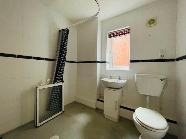 House in Sandwell, West Midlands - More