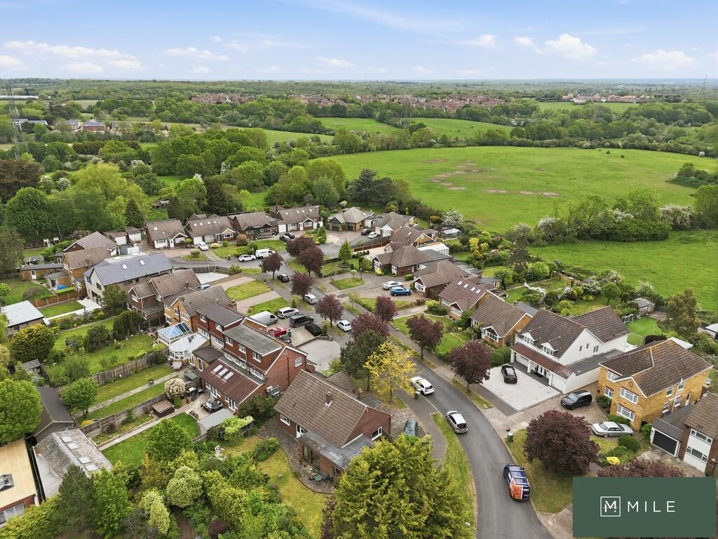 Colston Crescent, Goffs Oak EN7 photo 3