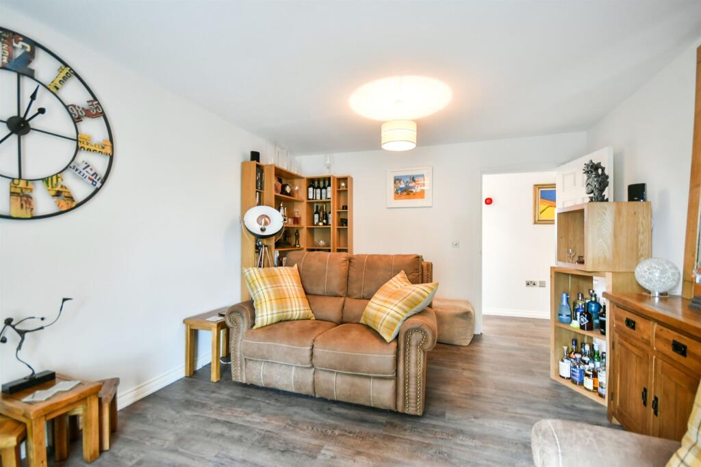 Apartment in Swindon, Central Swindon North - View 4