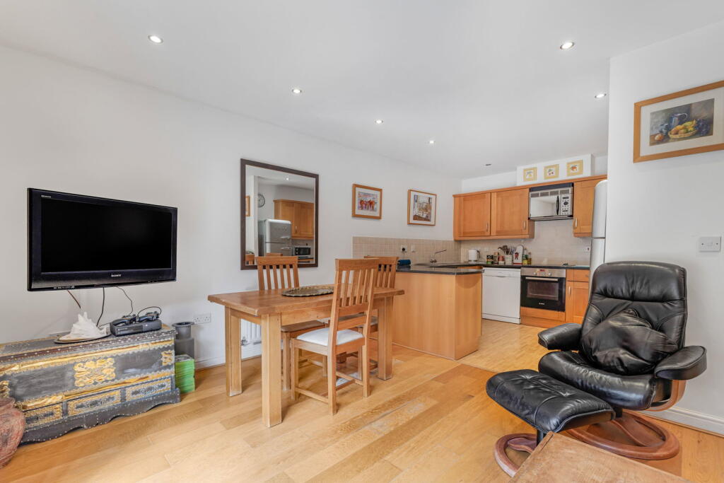 Apartment in Gloucester - More