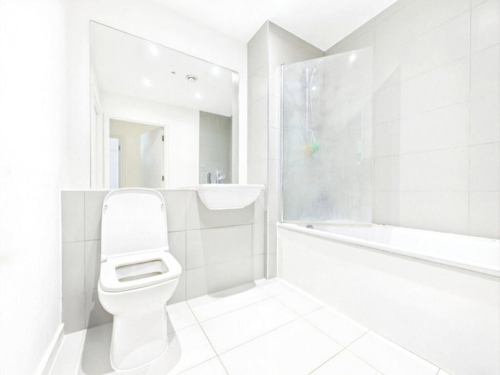 Apartment in Brighton, Round Hill - More