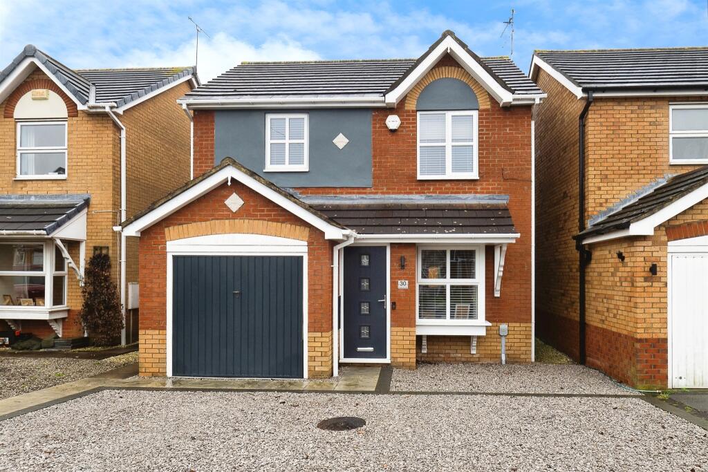 3-bed detached on Foxglove Close, Kingswood, Hull, £190,000