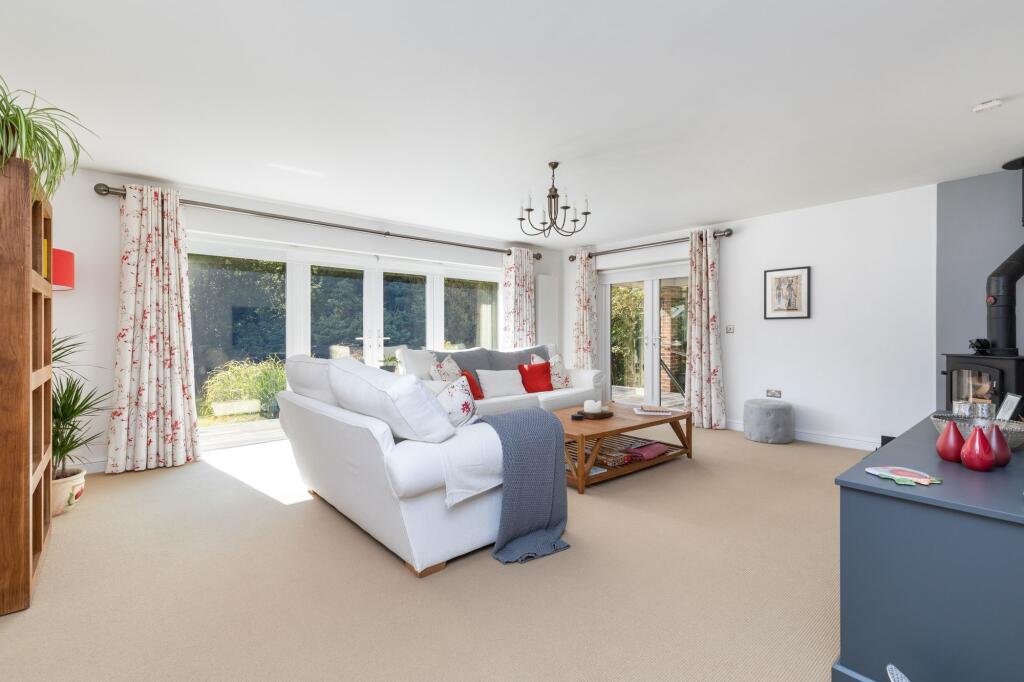 Chesworth Close, Horsham, RH13 photo 4