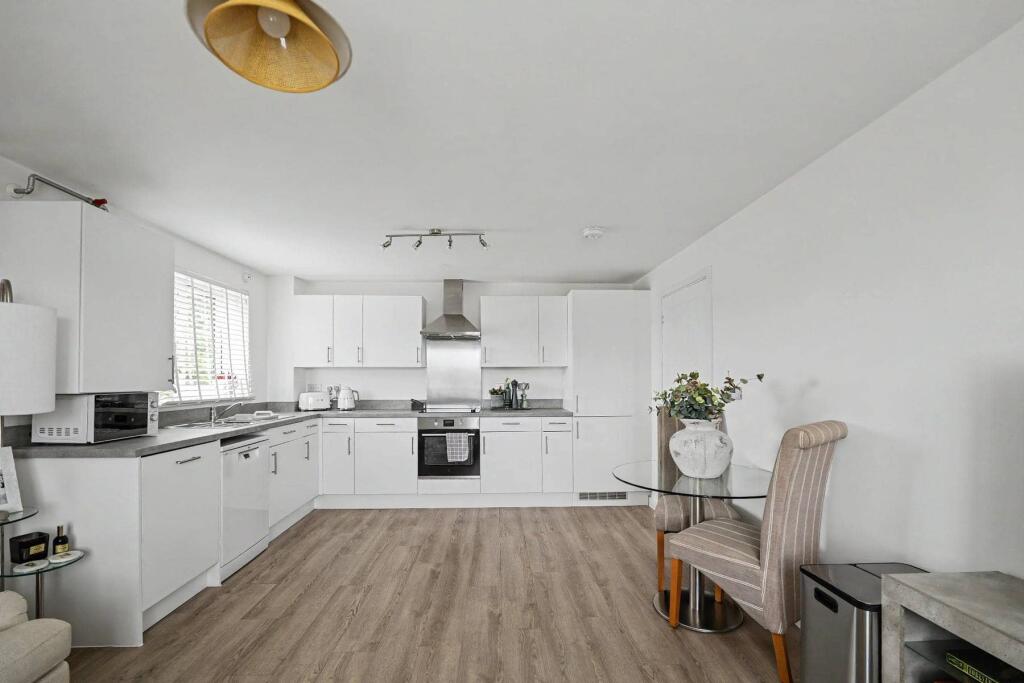 Apartment in Winchester, Whiteley - More