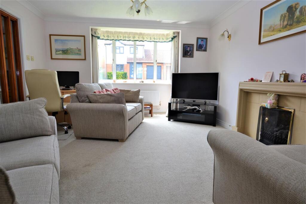 St. Austell Close - A lovely family home in a wonderful cul-de-sac photo 4