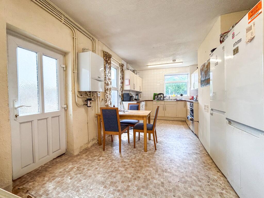 5 bedroom terraced house for rent