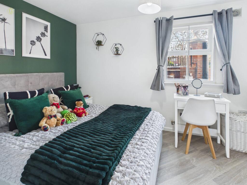 Apartment in Tamworth, Staffordshire - View 5
