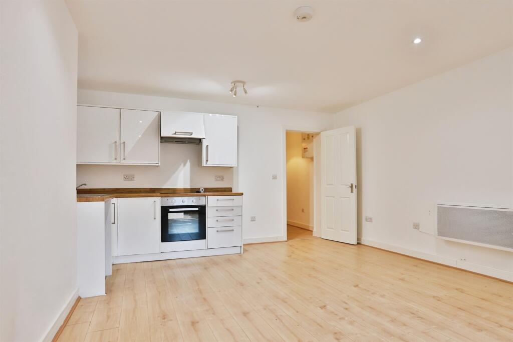 Apartment in Bournemouth, Lansdowne - View 4