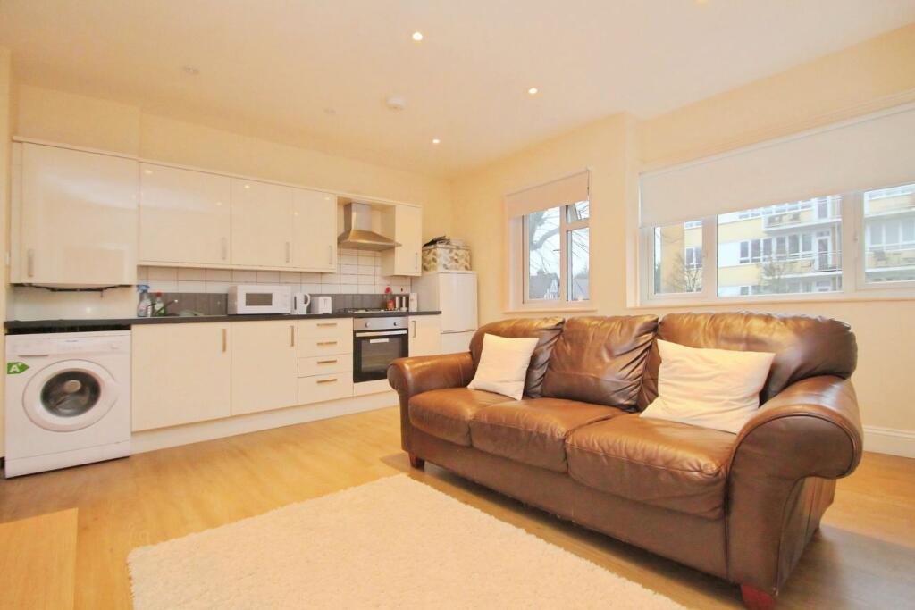 Apartment in Richings Park, Iver - View 2