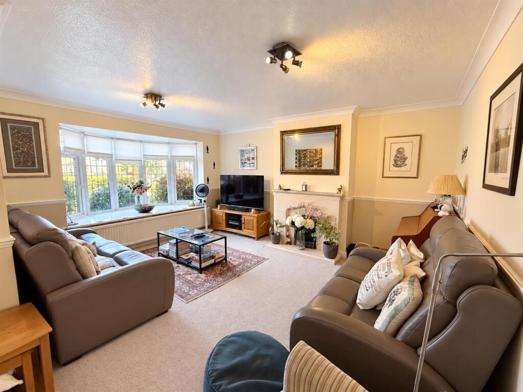 House in Brentwood, Hutton Mount - View 4