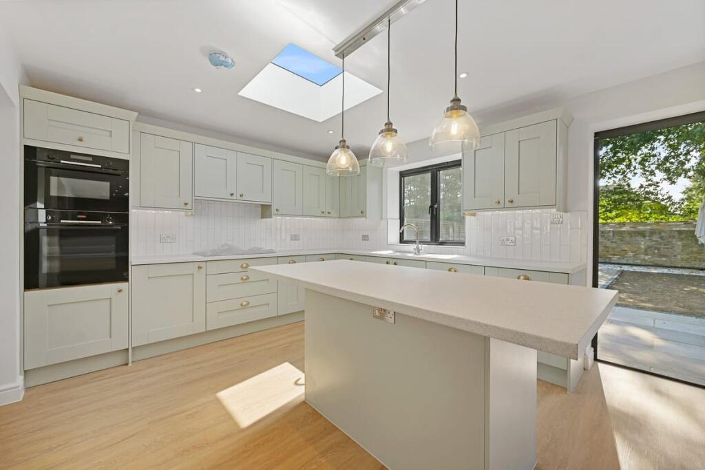 House in Surrey Heath, West End - More