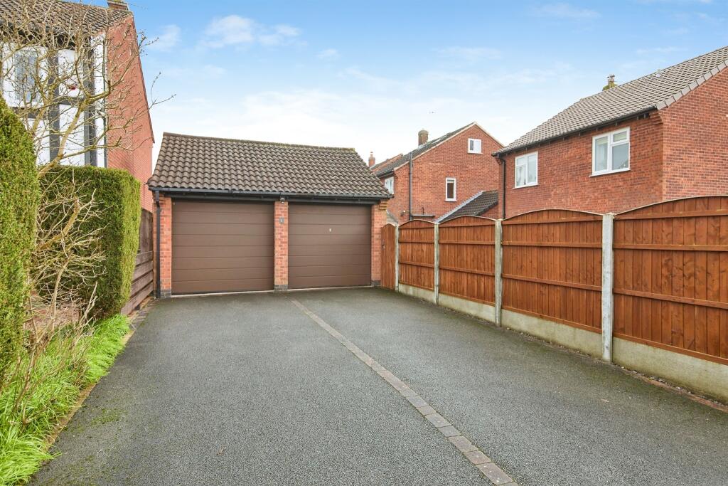 11 Clipstone Gardens photo 2