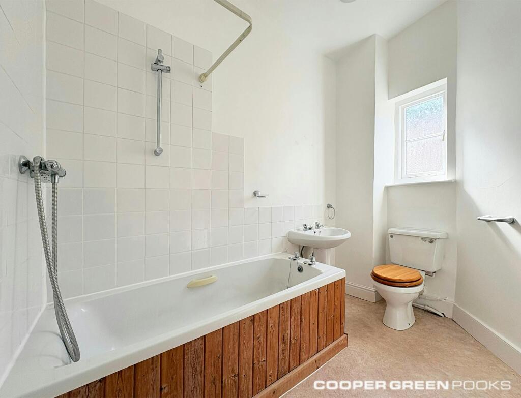 Flat 1, Bathroom.jpeg
