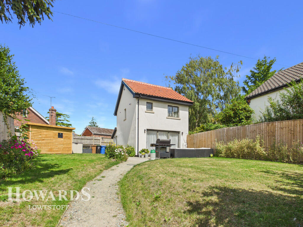 3-bed detached on Back Lane, Lound, £360,000