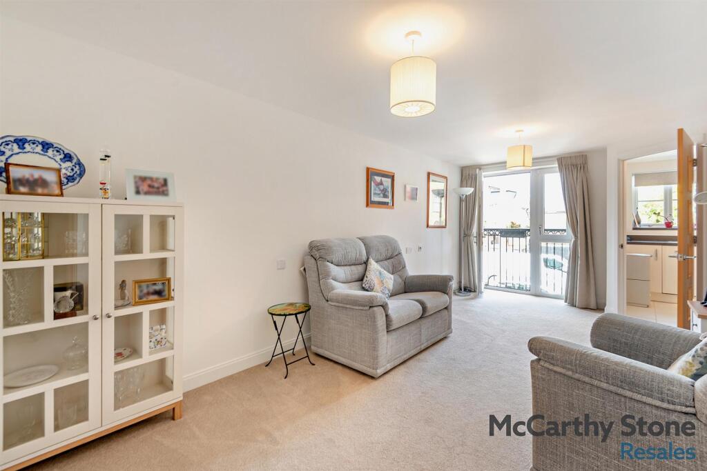 1-bed apartment on Churchfield Road, Walton-On-Thames, KT12 2FR, £295,000
