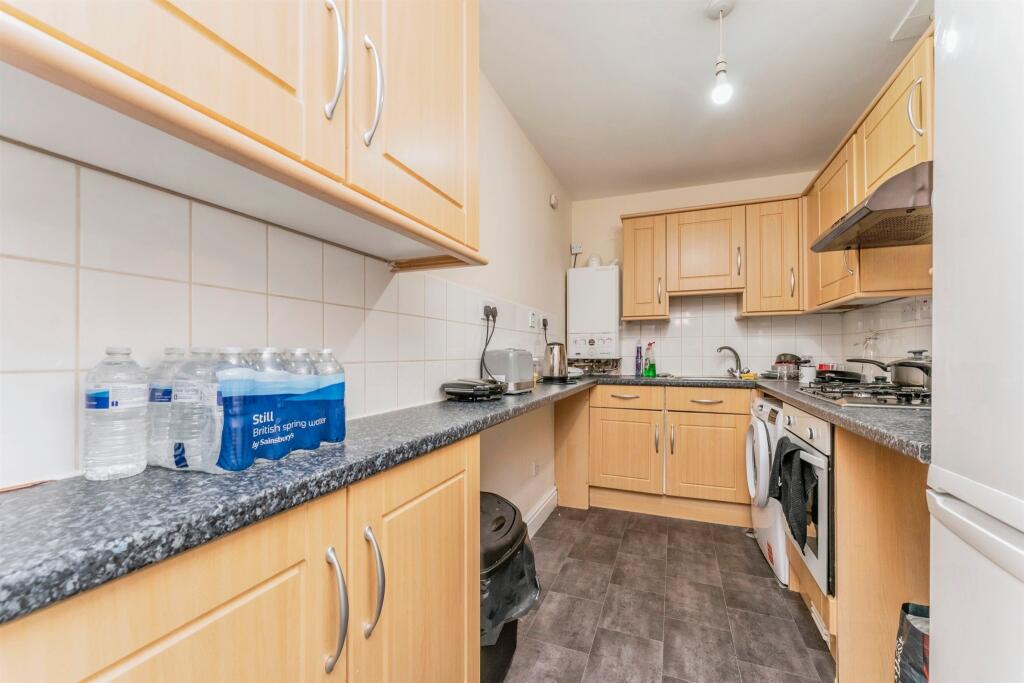 Apartment in Kettering, North Northamptonshire - View 2
