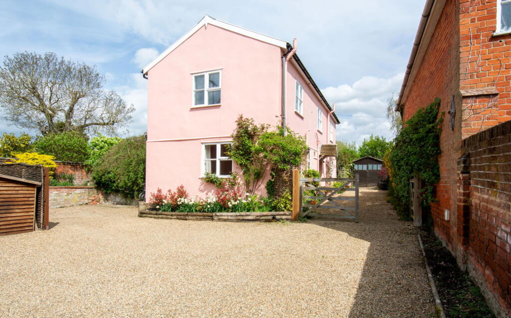 3-bed detached on 104b High Street, Hadleigh, £380,000