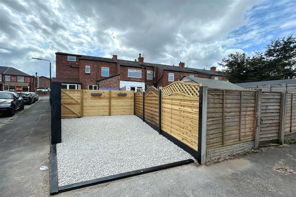 Glebelands Road, Sale, M33 photo 4