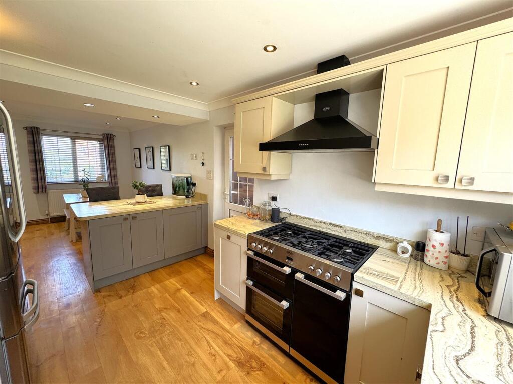 House in Northampton, North Northamptonshire - More