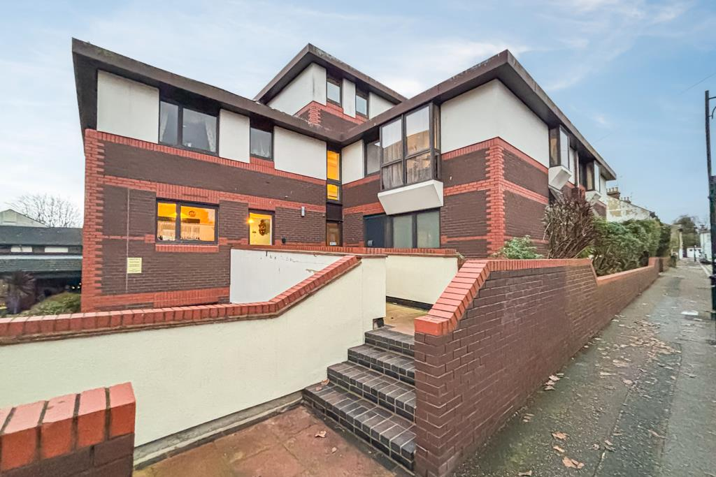 3-bed flat on Napier Court West, Gordon Place, Southend-on-Sea, £230,000