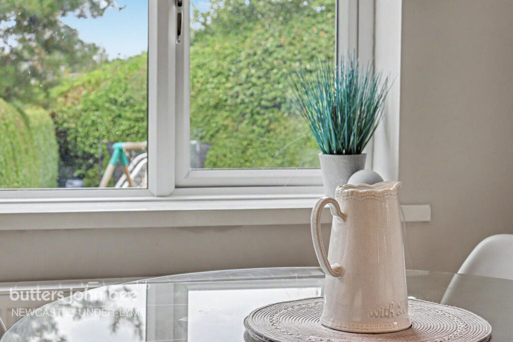 House in Newcastle-under-Lyme, Hempstalls - More