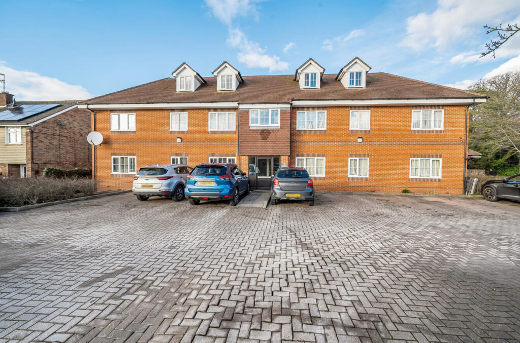 2-bed flat on Roebuck Estate, Binfield, Bracknell, £250,000