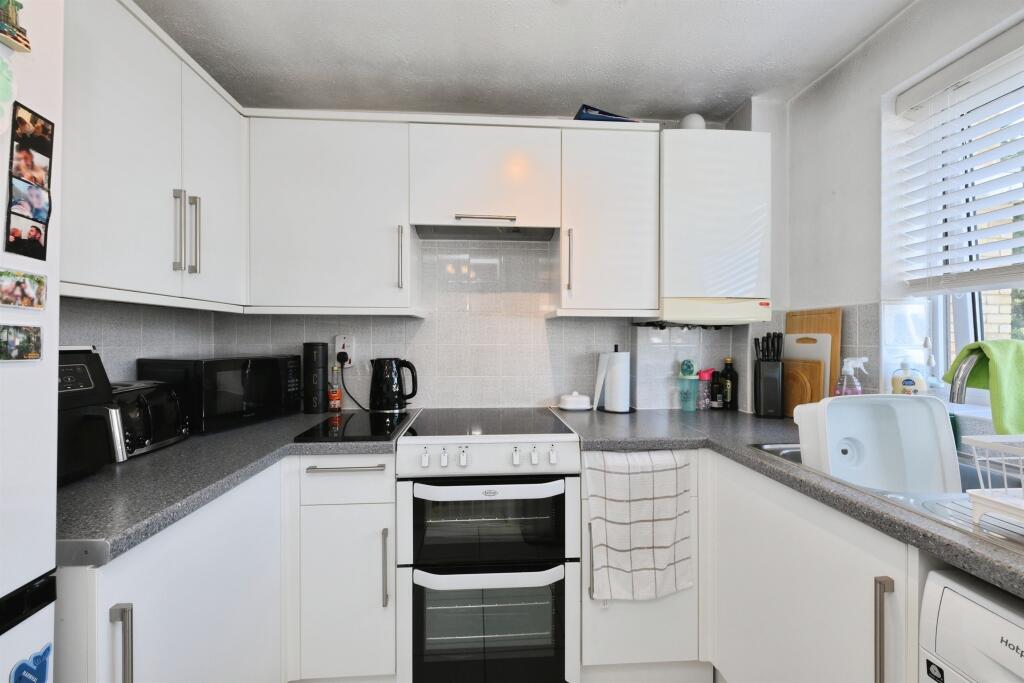 Apartment in Hoddesdon, High Leigh Garden Village - View 3