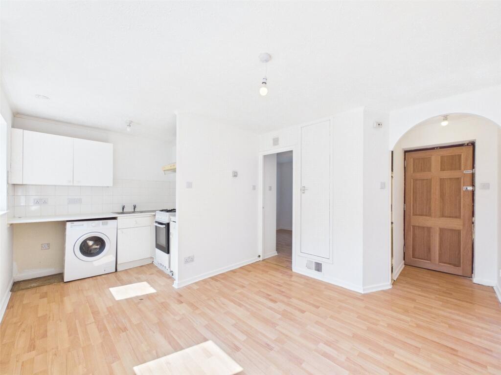 Apartment in Worcester, Lyppard Grange, Warndon - View 2