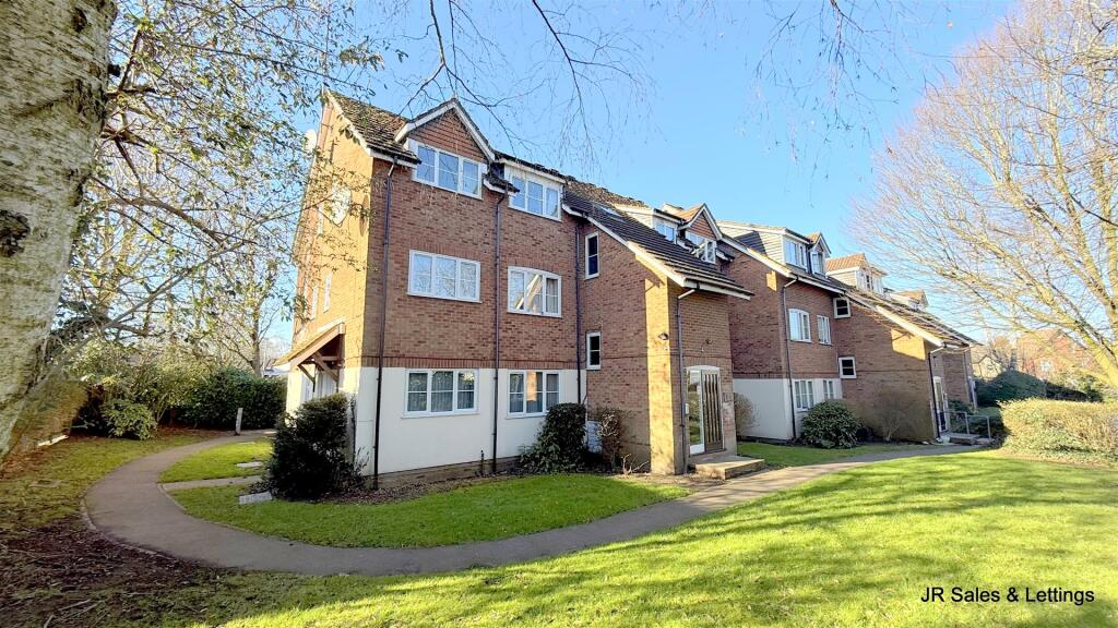 2-bed flat on Flamstead End Road, West Cheshunt, £229,995