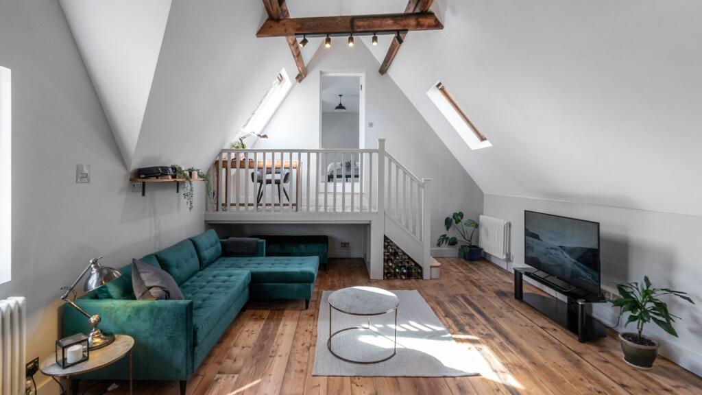 Main image of property: Kirkstall Lane, Headingley, Leeds, LS6