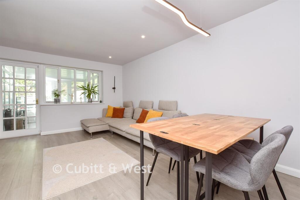 House in Mole Valley, Leatherhead - View 3