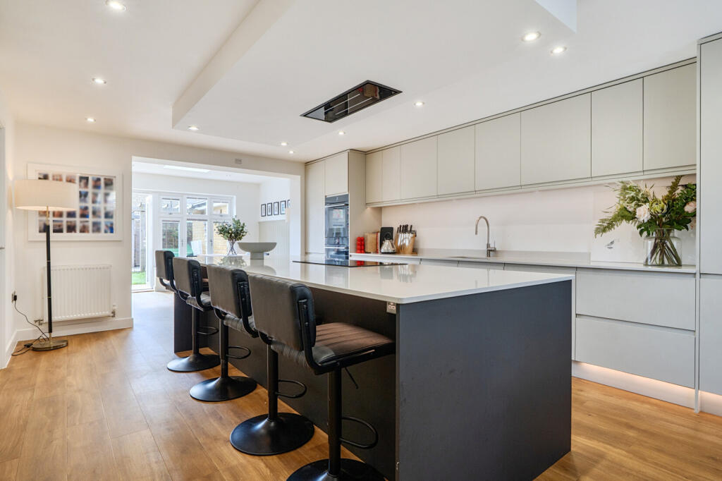 House in West Oxfordshire, Carterton - More