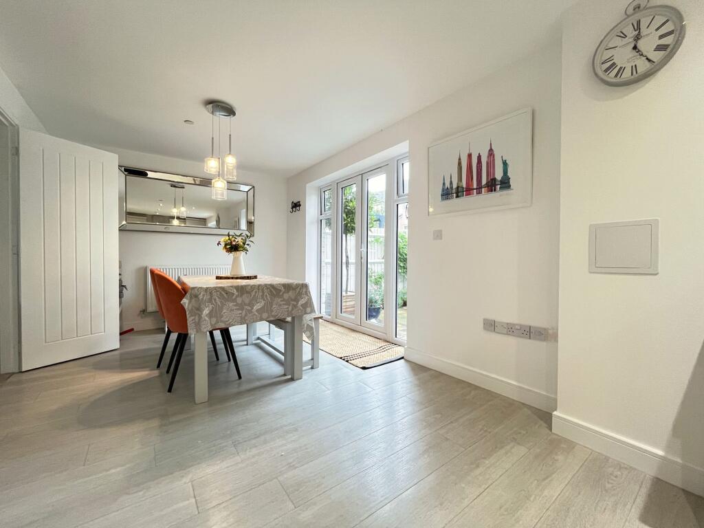 House in Cowbridge, Llanblethian - More