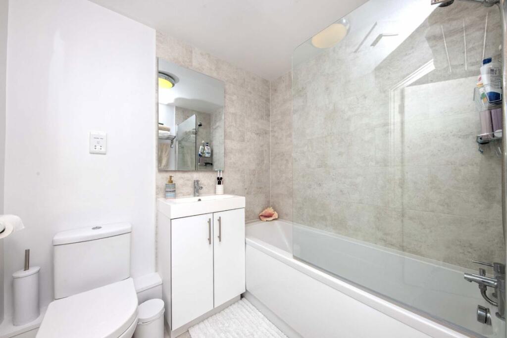 Apartment in Kingston upon Thames - More