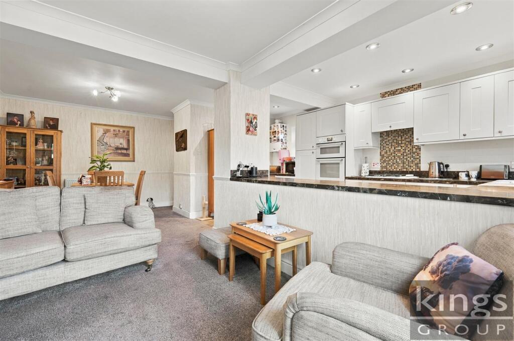 House in Broxbourne, Waltham Cross - View 4