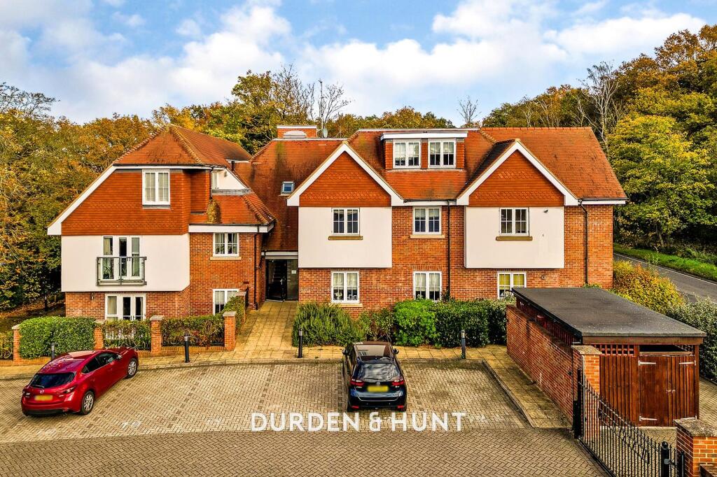2-bed flat on Thornwood Road, Epping, CM16, £390,000