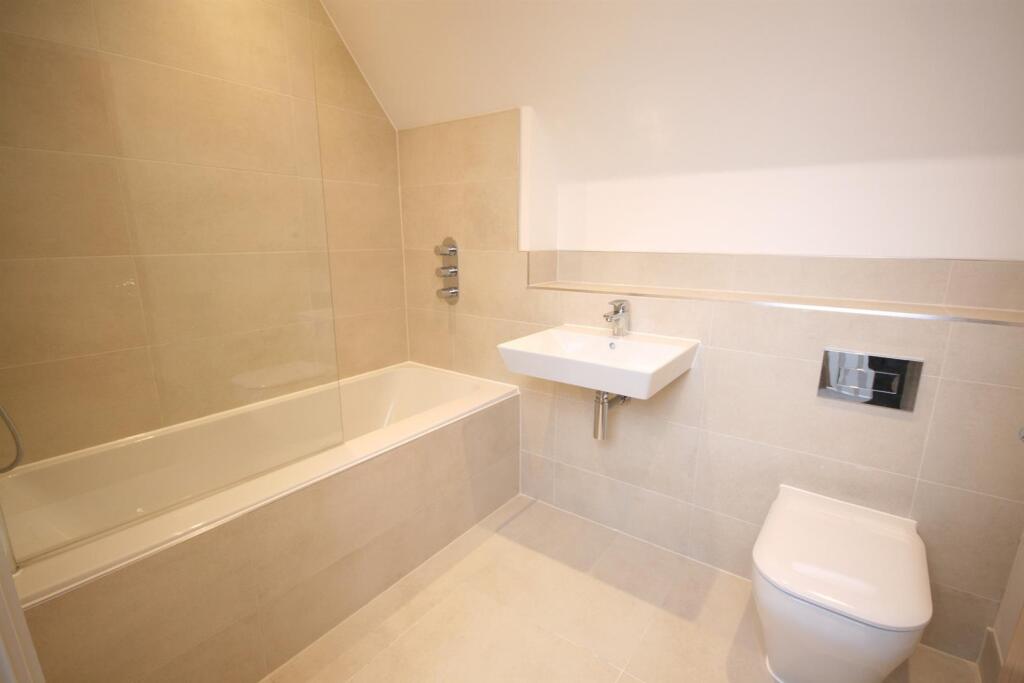 Oaks Lane, Great Bookham, KT23 - More
