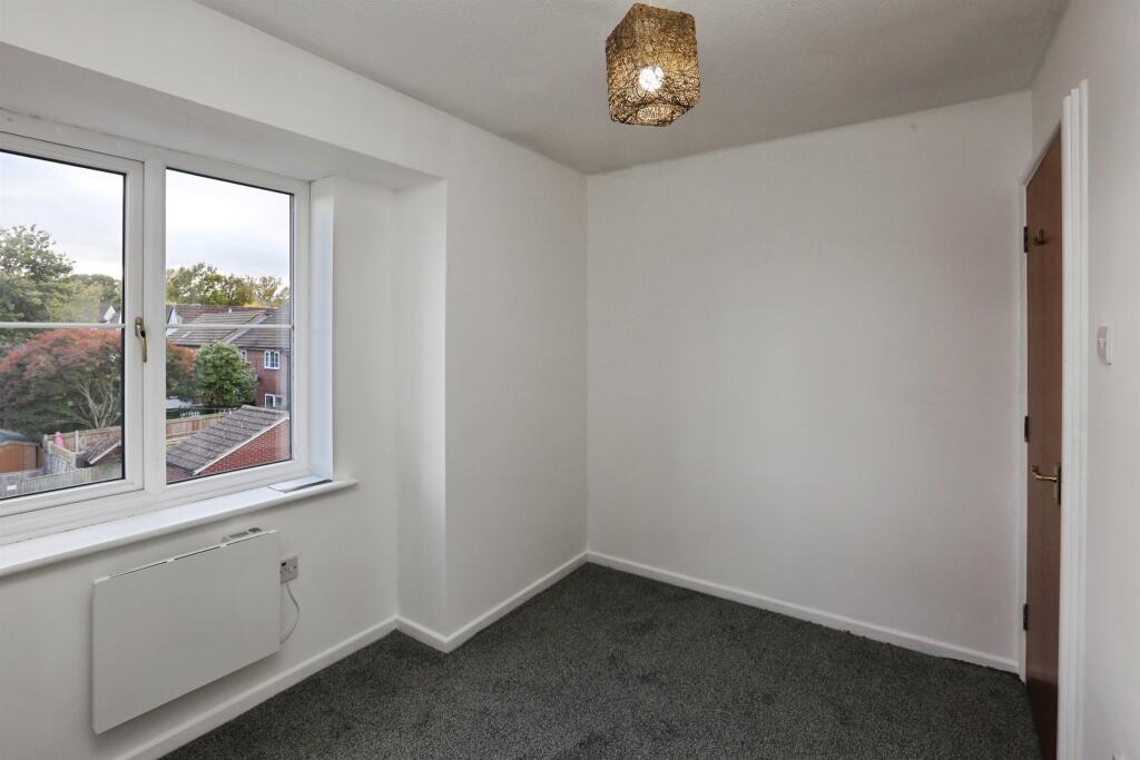 Cheltenham Gardens, Hedge End, Southampton photo 4