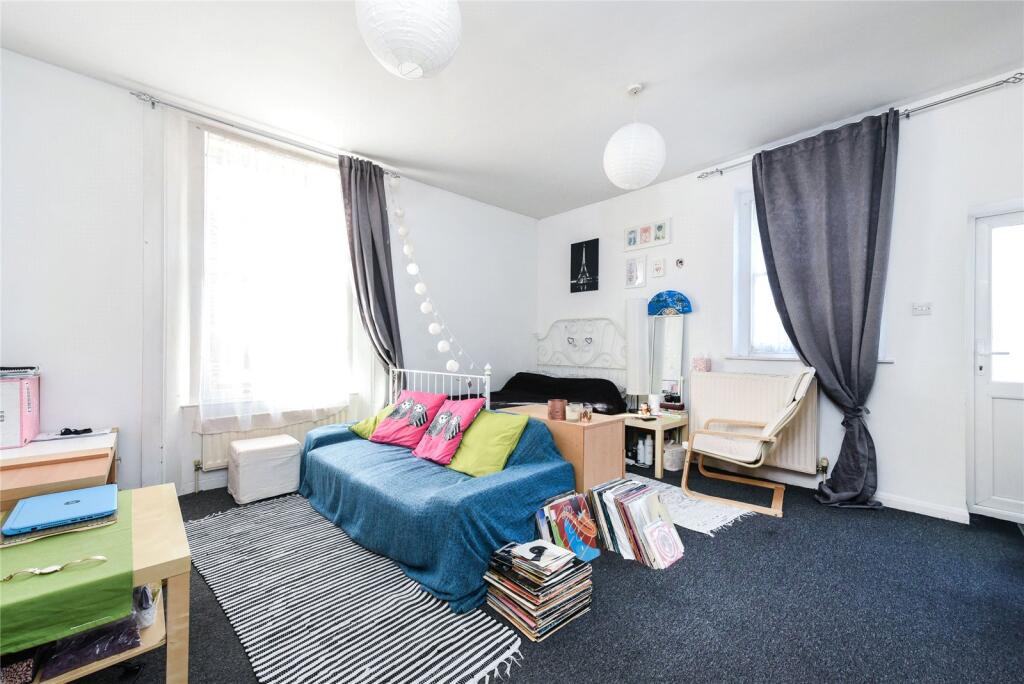 Apartment in London, Hughesfield Estate, Deptford - View 2