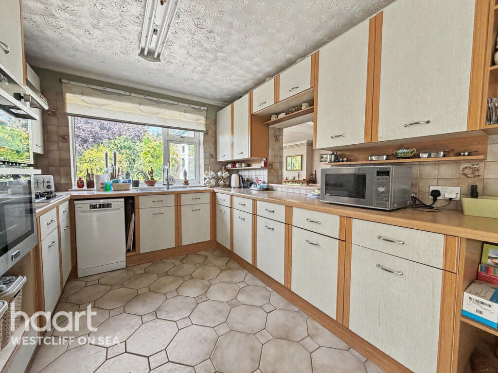 Westbourne Grove, WESTCLIFF-ON-SEA photo 3