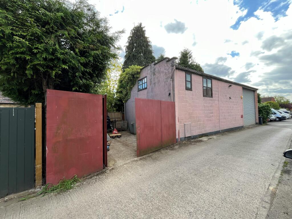 Main image of property: 32 Church Street, Evesham, WR11 1DS