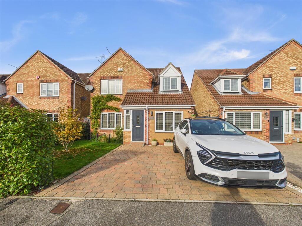 3-bed detached on Santolina Way, Hull, £285,000